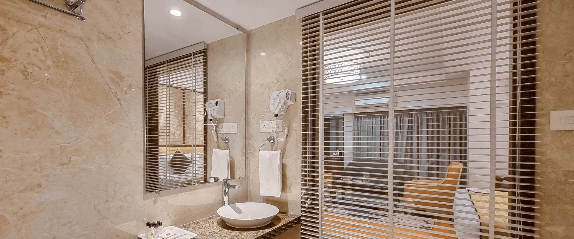 JR. suite