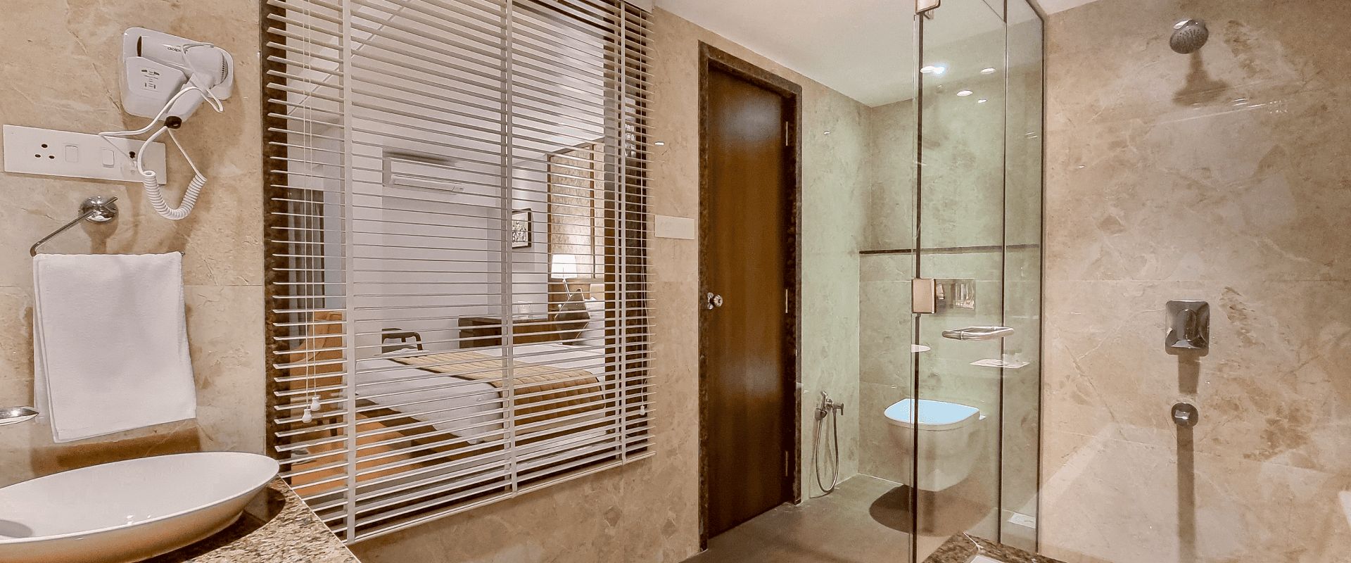 JR. suite